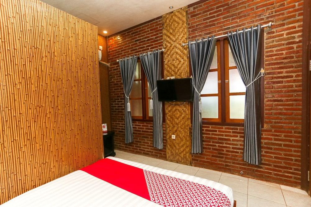 Vaccinated Staff - Oyo 1230 Kampoeng Osing Syariah Guesthouse บันยูวังงี ภายนอก รูปภาพ