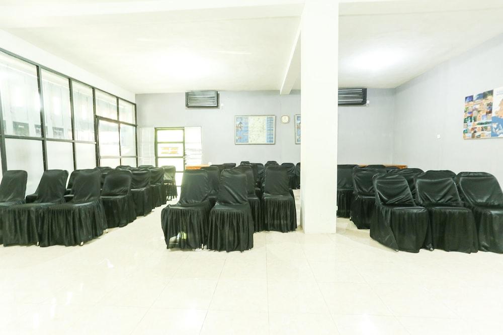 Vaccinated Staff - Oyo 1230 Kampoeng Osing Syariah Guesthouse บันยูวังงี ภายนอก รูปภาพ