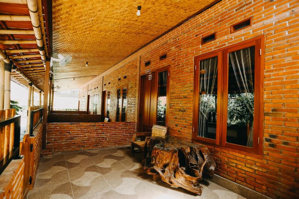 Vaccinated Staff - Oyo 1230 Kampoeng Osing Syariah Guesthouse บันยูวังงี ภายนอก รูปภาพ