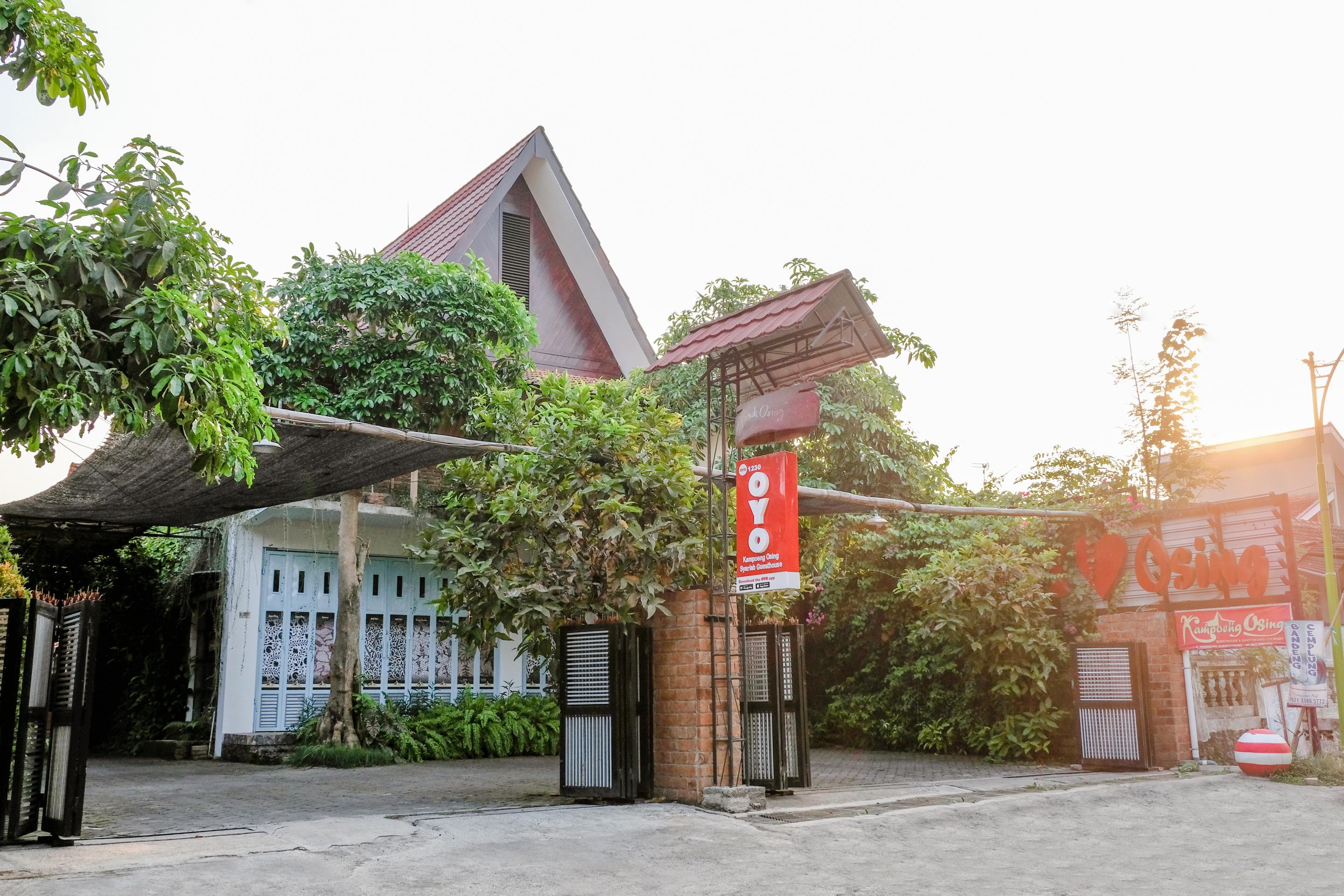 Vaccinated Staff - Oyo 1230 Kampoeng Osing Syariah Guesthouse บันยูวังงี ภายนอก รูปภาพ
