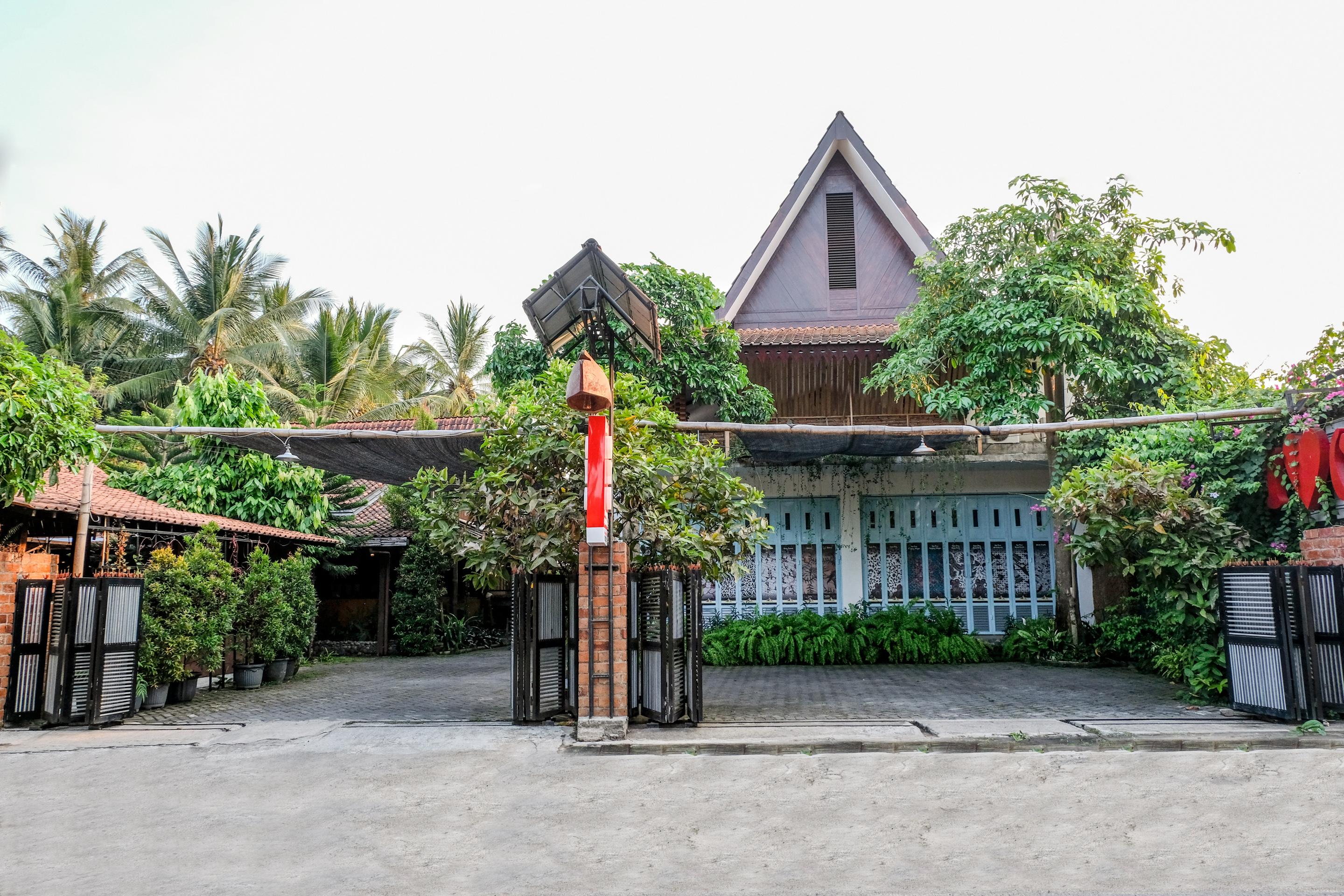 Vaccinated Staff - Oyo 1230 Kampoeng Osing Syariah Guesthouse บันยูวังงี ภายนอก รูปภาพ
